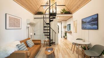 Smart TV, chimenea, libros y estéreo