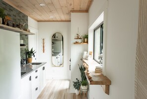 Oven, coffee/tea maker, toaster, cookware/dishes/utensils - Skywatch Cabin, modern retreat (Banner Elk)