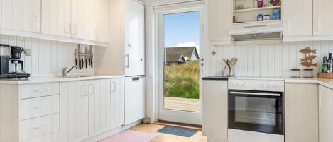 Kühlschrank, Ofen, Geschirrspüler, Kochgeschirr/Geschirr/Besteck