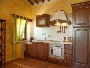 Kühlschrank, Ofen, Kochgeschirr/Geschirr/Besteck