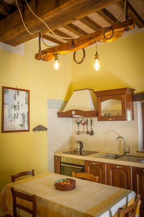 Kühlschrank, Ofen, Kochgeschirr/Geschirr/Besteck