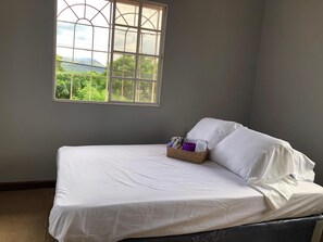 4 slaapkamers, een strijkplank/strijkijzer, wifi, beddengoed