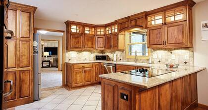 For Bloomington Solar Eclipse: Fabulous 4-bedroom house w/ WiFi on 1 acre
