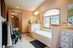 Vasca idromassaggio, bidet, asciugamani, sapone