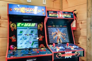 Games room - Sunrise Mountain View~LED Hot Tub~Game Room~Minutes to Dollywood and Parkway (Sevierville)