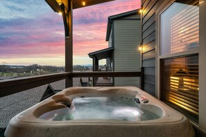 Outdoor spa tub - Sunrise Mountain View~LED Hot Tub~Game Room~Minutes to Dollywood and Parkway (Sevierville)
