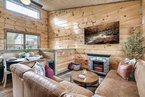 Smart TV, fireplace, books - Sunrise Mountain View~LED Hot Tub~Game Room~Minutes to Dollywood and Parkway (Sevierville)