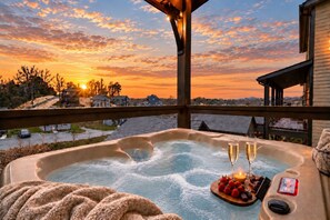 Un bain à remous, deux coupes de champagne et un plateau de fruits, le tout avec une vue imprenable sur le coucher du soleil.