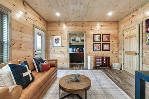 Smart TV, fireplace, books - Sunrise Mountain View~LED Hot Tub~Game Room~Minutes to Dollywood and Parkway (Sevierville)