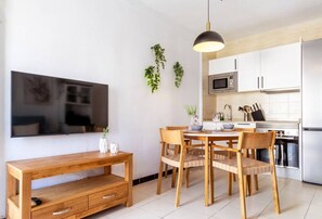 Fridge, microwave, oven, coffee/tea maker