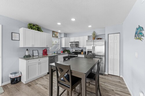 🐾  Dog Friendly, Spacious Beach Retreat, only Steps to Sugary Sand, Conveniences and all the Fun!