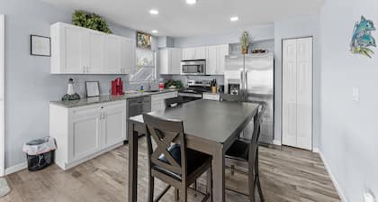 🐾 Dog Friendly, Spacious Beach Retreat, only Steps to Sugary Sand, Conveniences and all the Fun!