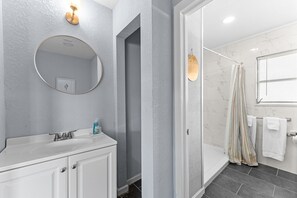 Shower, towels - 🐾  Dog Friendly, Spacious Beach Retreat, only Steps to Sugary Sand, Conveniences and all the Fun! (Fort Myers Beach)