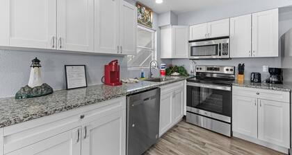 🐾 Dog Friendly, Spacious Beach Retreat, only Steps to Sugary Sand, Conveniences and all the Fun!