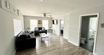 🐾 Dog Friendly, Spacious Beach Retreat, only Steps to Sugary Sand, Conveniences and all the Fun!