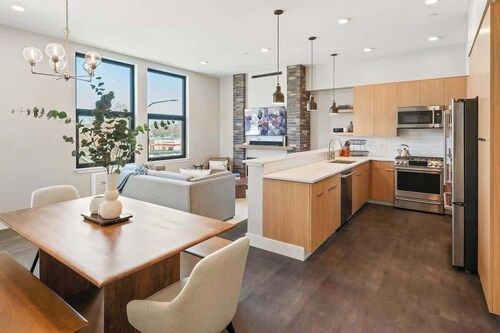 Top floor downtown dog friendly condo. Hot tub too