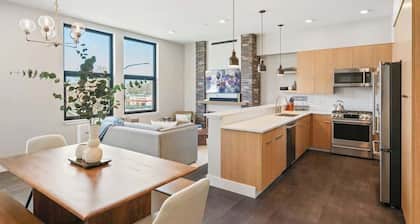 Top floor downtown dog friendly condo. Hot tub too