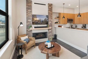 Smart TV, fireplace, offices - Top floor downtown dog friendly condo. Hot tub too (Sandpoint)