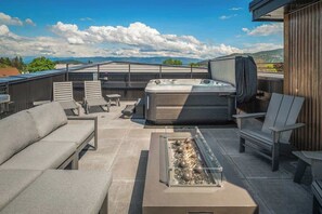 Terrace/patio - Top floor downtown dog friendly condo. Hot tub too (Sandpoint)