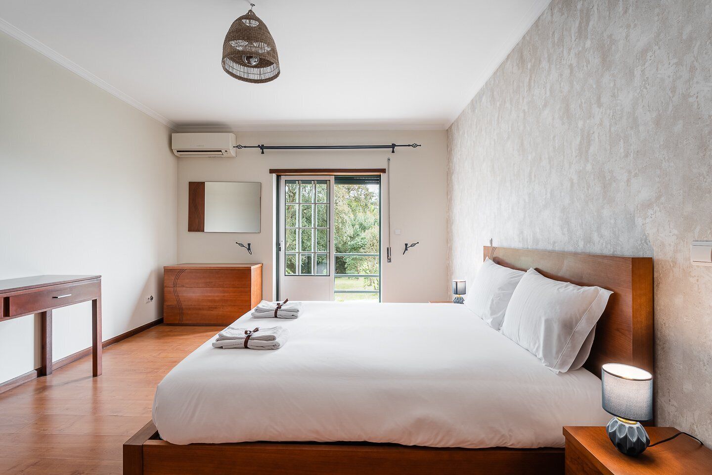 5 bedrooms, desk, iron/ironing board, Internet