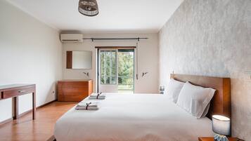 5 bedrooms, desk, iron/ironing board, internet