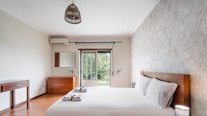 5 habitaciones, escritorio, tabla de planchar con plancha y internet 