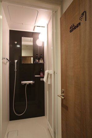 Douche, articles de toilette gratuits, sèche-cheveux