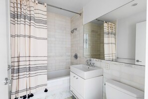 Secador de cabelo, toalhas de banho