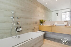 Shower, hair dryer, towels, soap - Dior | Penthouse - pool - jacuzzi (Fuengirola)