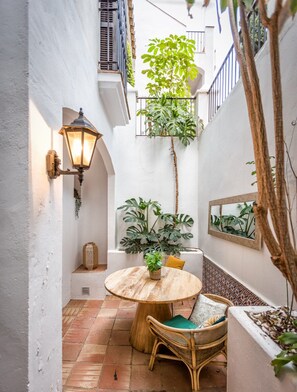 Outdoor dining - Casa Nobu | Close to Golden Mile | Garden | Pool (Marbella)