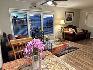 Smart TV - 2-bd/2 Bath 55+ Resort Home - 5 Pools, 3 Spas, Gym, Pickleball Courts & more! (Mesa)