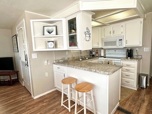 Mikrobølgeovn, ovn, kokeplater og oppvaskmaskin