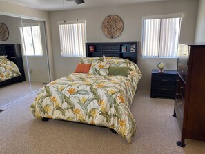 2 bedrooms, iron/ironing board, WiFi, bed sheets - 2-bd/2 Bath 55+ Resort Home - 5 Pools, 3 Spas, Gym, Pickleball Courts & more! (Mesa)