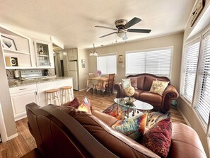Smart TV - 2-bd/2 Bath 55+ Resort Home - 5 Pools, 3 Spas, Gym, Pickleball Courts & more! (Mesa)