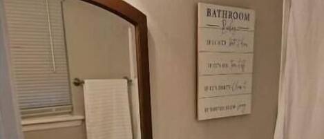 Assecador de cabells, tovalloles, sabó i paper higiènic