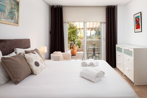 2 makuuhuonetta, tallelokero huoneessa, silitysrauta/-lauta