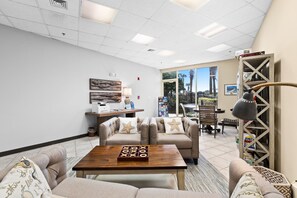 Fernseher, DVD-Player, Bücher, Videothek