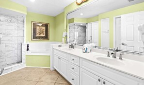 Dusj, hårføner, håndklær og sjampo