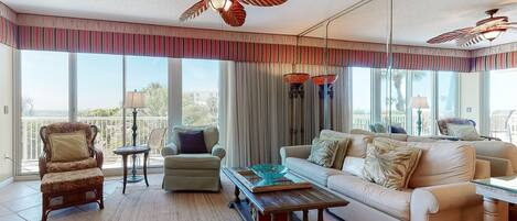 Una televisión, un reproductor de DVD, libros, una videoteca