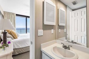 2 chambres, fer et planche à repasser, accès au Wi-Fi (inclus)