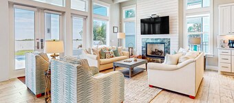 Luxury bayfront home with plunge pool, outdoor kitchen, docks, kayaks & SUPs