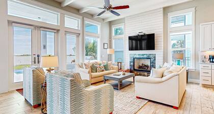 Luxury bayfront home with plunge pool, outdoor kitchen, docks, kayaks & SUPs
