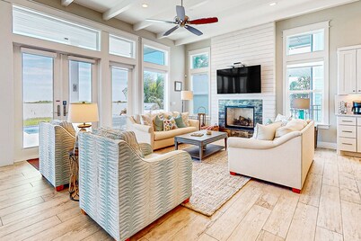 Luxury bayfront home with plunge pool, outdoor kitchen, docks, kayaks & SUPs
