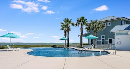 Luxury bayfront home with plunge pool, outdoor kitchen, docks, kayaks & SUPs