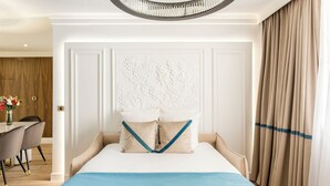 Ein Hotelzimmer mit Bett, Essbereich und Blick ins Freie.