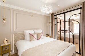 3 habitaciones, escritorio y tabla de planchar con plancha 