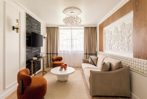 Ein modernes Wohnzimmer mit Sofa, Sessel und Couchtisch.