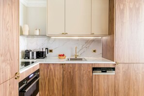 Kühlschrank, Mikrowelle, Ofen, Herdplatte