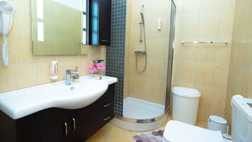 Suihku, hiustenkuivaaja, pyyhkeet