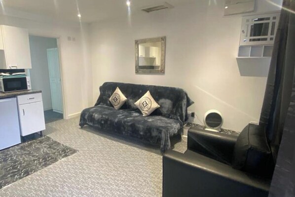 TV - 3 Bed Apartment - Sleeps 6 - Free Parking, Wifi (Merthyr Tydfil)